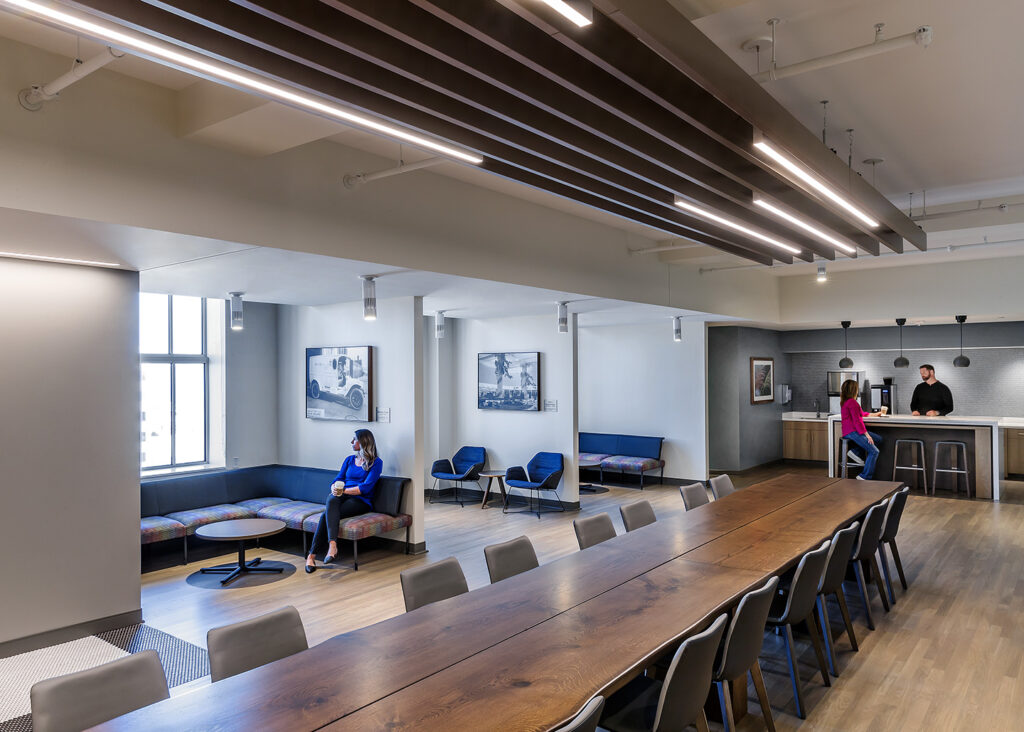 All the open work areas are positioned near windows which emphasizes the importance of daylight and exterior views.