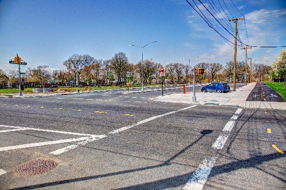 Newly constructed and extended Springfield Boulevard running along the entire easterly side of Springfield Park.  Large reinforced concrete storm sewers under Springfield Boulevard convey the area’s street runoff into the BMPs.