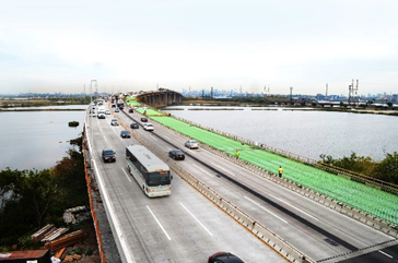 The Easterly Hackensack River Bridge's high-performance deck (under construction) significantly increased the capacity and longevity of the infrastructure. Photo courtesy of New Jersey Turnpike Authority.